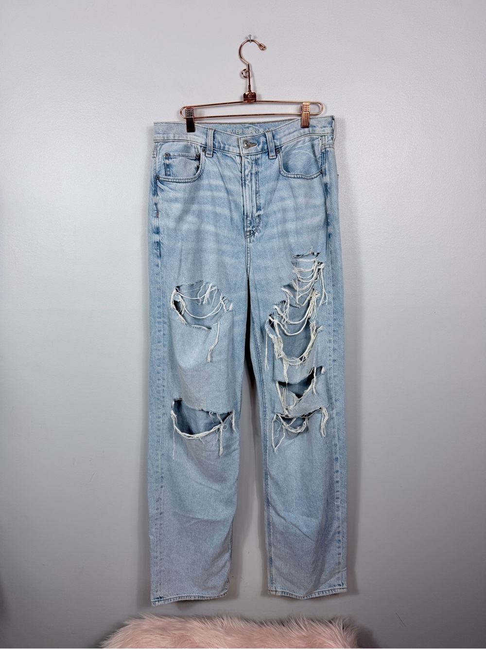 American Eagle light wash perfectly destroyed loose fit baggy jean size 10